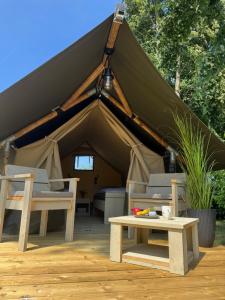Imagine din galeria proprietății Luxus zelten Im Heide Resort în Brüggen