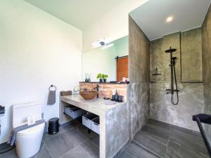 Koupelna v ubytování Ha Sip Ha Villa Rooms - by KohChangVillas + 30 fotografií