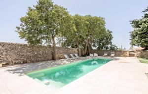 Πισίνα στο ή κοντά στο 3 Bedroom Amazing Home In Ragusa