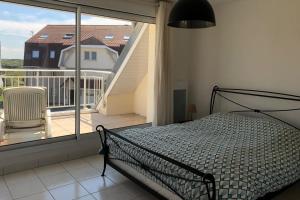 Ένα ή περισσότερα κρεβάτια σε δωμάτιο στο Apartment with bright sunny balcony