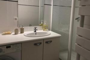 Ένα μπάνιο στο Apartment with bright sunny balcony +5 φωτογραφίες