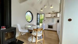 a kitchen and dining room with a table and chairs at Hozanna chic & charme in Le Crotoy