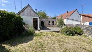 a house with a fence and a yard at Hozanna chic & charme in Le Crotoy