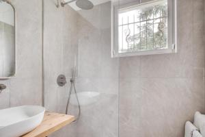 une salle de bains avec douche, lavabo et miroir dans l'établissement Castrelli Loft Rho-Fiera Milano, à Rho 9 autres photos
