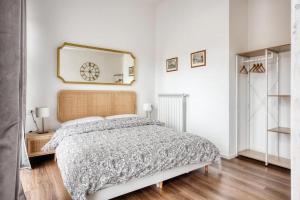 une chambre avec un lit et un miroir au mur dans l'établissement Castrelli Loft Rho-Fiera Milano, à Rho