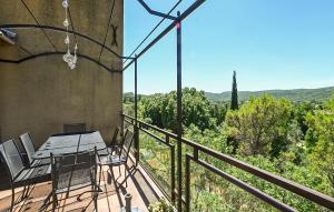 eine Terrasse mit Tisch und Stühlen auf einem Balkon in der Unterkunft Amazing Home In St André De Roqueper in Montclus + 8 Fotos
