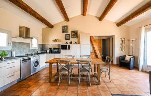 eine Küche mit einem Holztisch und Stühlen in der Unterkunft Amazing Home In St André De Roqueper in Montclus