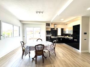 a kitchen and dining room with a table and chairs at Blu Mare Casa Vacanza in La Maddalena