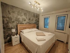 1 dormitorio con 1 cama y un mural en la pared en Apartment Del Mar, en Novi Vinodolski