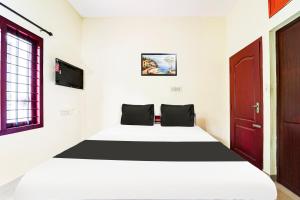a bedroom with a large bed in a room at Hotel O Nettoor Near Lakeshore Hospital in Cochin