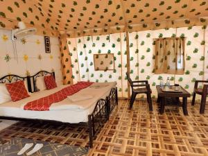 Ένα ή περισσότερα κρεβάτια σε δωμάτιο στο Melody Moon Desert Camp & Resort