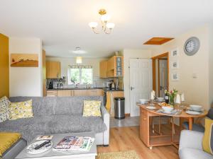 una sala de estar con un sofá y una mesa en Tides Reach - Uk47209, en Aberdyfi