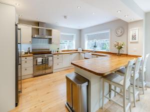 cocina con mesa de madera y encimera en Whydown Cottage, en Hooe