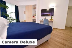 TV a/nebo společenská místnost v ubytování BAJAMAR BEACH HOTEL
