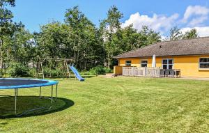 Legeområdet for børn på Beautiful Home In Højslev With Sauna