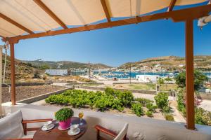 einen Blick vom Balkon eines Hauses mit einem Tisch und Stühlen in der Unterkunft Stefanos Studios in Skala