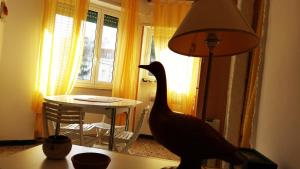 La Casetta Al Mare في سانتا مارينيلاّ: تمثال لطائر جالس فوق طاولة +7 صور