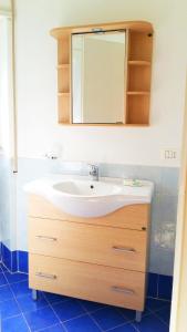 een badkamer met een wastafel en een spiegel bij La Casetta Al Mare in Santa Marinella