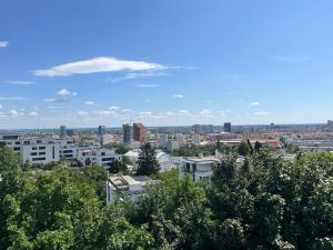 une vue d'une ville avec des arbres et des bâtiments dans l'établissement Apartmán pod Kolibou, à Bratislava 2 autres photos