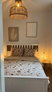 a bedroom with a bed with a latticed headboard at Casa del Carmen airco, privé hottub en sauna, WiFi and 2 bedrooms in Heinkensand +53 photos