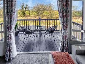 a balcony with a table and chairs on a deck at Long View Lodge in Felton