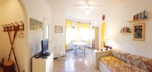 La Casetta Al Mare في سانتا مارينيلاّ: غرفة معيشة مع أريكة وتلفزيون