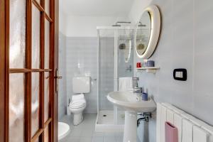 Un baño blanco con inodoro y lavabo. en La Casa Di Dadà - Happy Rentals, en Oulx 23 fotos más