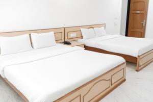 Postel nebo postele na pokoji v ubytování Hotel Vinayak
