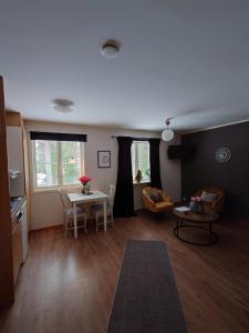 ein Wohnzimmer mit einem Tisch und ein Esszimmer in der Unterkunft Jävregården in Jävre