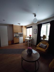 ein Wohnzimmer mit Sofa und Tisch in der Unterkunft Jävregården in Jävre