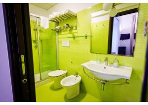 baño verde con lavabo y aseo en Il Sogno, en Milazzo 64 fotos más