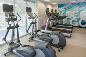 マイアミにあるSpringHill Suites Miami Downtown/Medical Centerのトレッドミルとエリプティカルマシンのあるジム