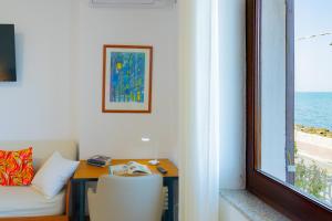 a room with a desk and a chair and a window at Villa Fausta in La Maddalena