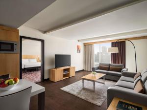 ibis Kuwait Salmiya的电视和/或娱乐中心