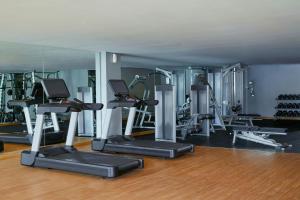 Four Points by Sheraton Balikpapan的健身中心和/或健身设施