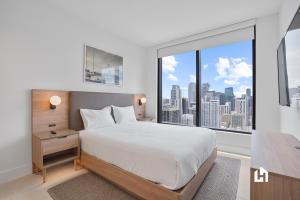 เตียงในห้องที่ Stylish Apartments with Partial Ocean Views in Downtown!