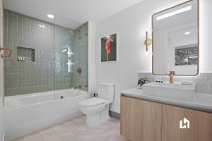 ห้องน้ำของ Stylish Apartments with Partial Ocean Views in Downtown!