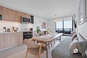 ครัวหรือมุมครัวของ Stylish Apartments with Partial Ocean Views in Downtown!