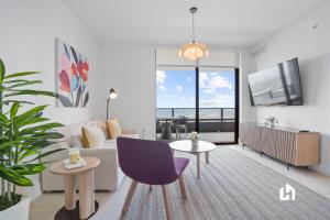 โทรทัศน์และ/หรือระบบความบันเทิงของ Stylish Apartments with Partial Ocean Views in Downtown!