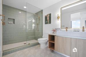 ห้องน้ำของ Stylish Apartments with Partial Ocean Views in Downtown!