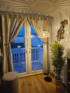 Jurassic Bliss - stylish static caravan with partial sea view at Durdle Door的阳台或露台