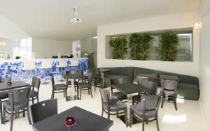 A restaurant or other place to eat at Hotel Tryp Porto Centro 