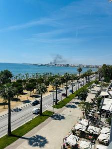 una vista aerea di un parcheggio con palme e l'oceano di Blue Escape Apartment Lungo Mare a Vlorë