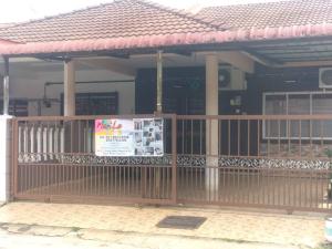 d'un bâtiment avec un portail et un panneau. dans l'établissement Marila Homestay Taman Indera Sempurna, Kuantan, à Kuantan