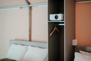 Ένα ή περισσότερα κρεβάτια σε δωμάτιο στο Namhae Siseon Glamping Pension