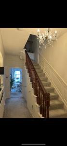 TV a/nebo společenská místnost v ubytování Double Room in Georgian Masionette