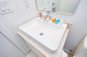 Gallery image of Downtown Toronto Condo walk to CN Tower and Rogers center in Mississauga