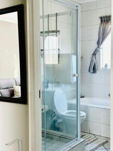 Ένα μπάνιο στο Modern Retreat in Randburg Near Northgate