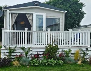 Jurassic Bliss - stylish static caravan with partial sea view at Durdle Door外面的花园