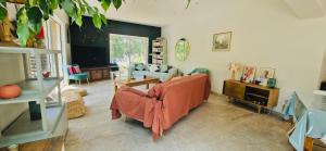 un salon avec un canapé et une chaise dans l'établissement La Maison du Soleil, à Saint-Didier